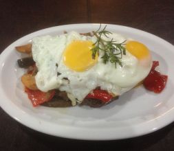 muerto de hambre: lomo, caponata, huevos fritos
