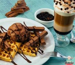 capuchino y waffles