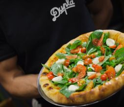 Pizza Caprese con Borde Relleno