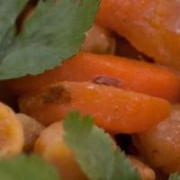 garbanzos al curry, con cilantro fresco y mix de vegetales sazonados con un curry  especiado y exotico 