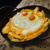 Papas Fritas a Caballo con Cheddar